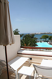 Blick zum großen Meerwasserpool über die Bucht Playa Las Cucharas (Foto: MartiN Schmitz)